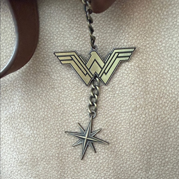 Wonder Woman Crossbody Bag - Picture 4 of 4